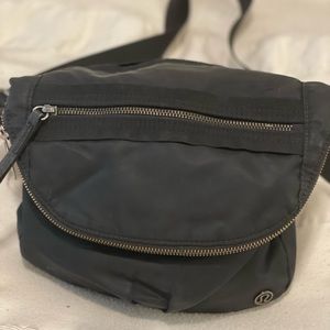 Lululemon crossbody in black!